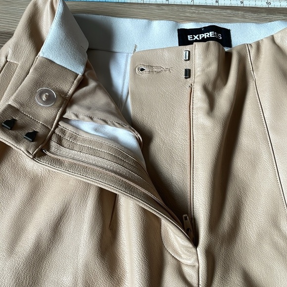 Express Faux Leather Pants NWOT Size 4 Tan Tapered leg Darts Pockets Neutral - Picture 8 of 15